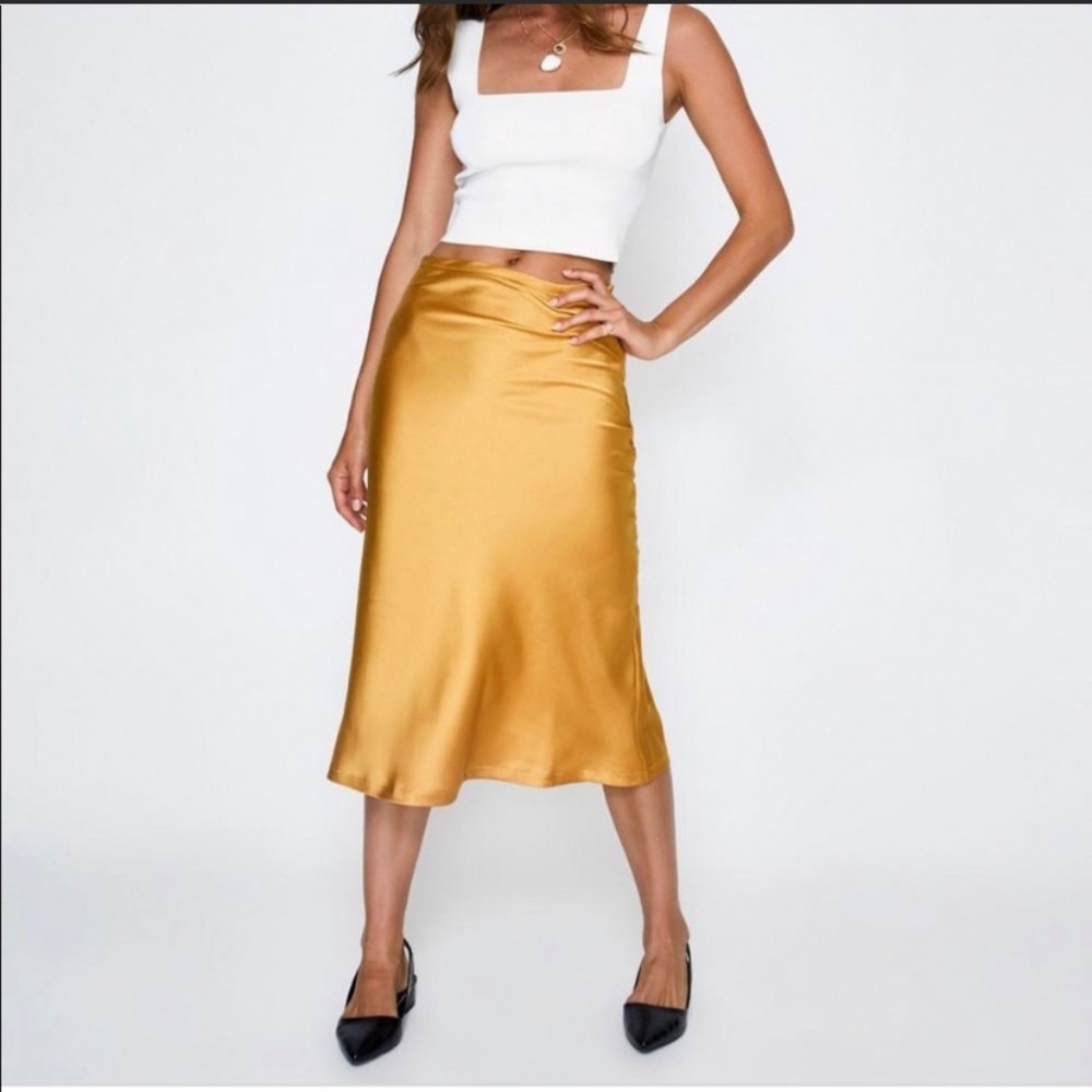 Women’s medium Code x mode satin midi skirt gold GUC